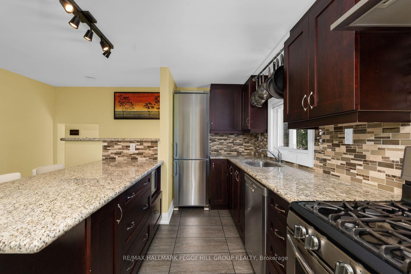 8001 Yonge Street photo 6