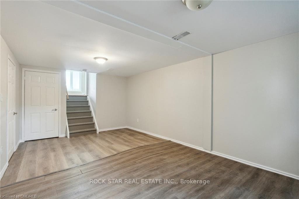 66 Victor Boulevard photo 19