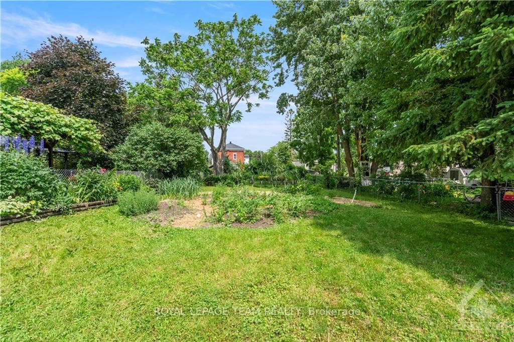 488 CLARENCE Street photo 27
