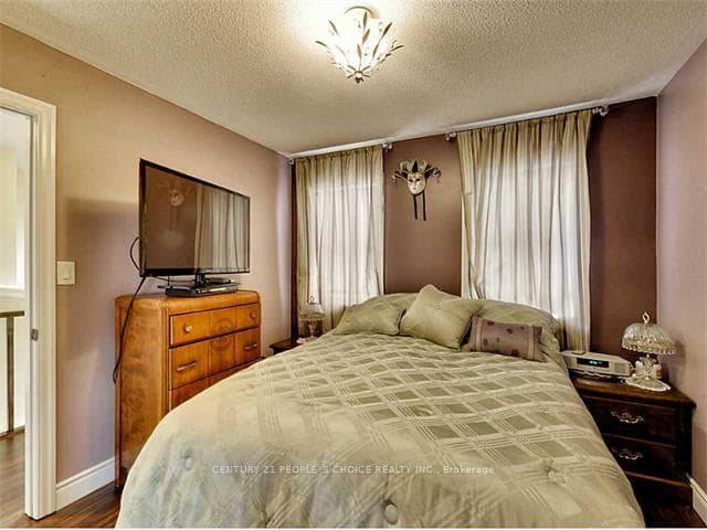 45 MONTREAL Circle photo 9