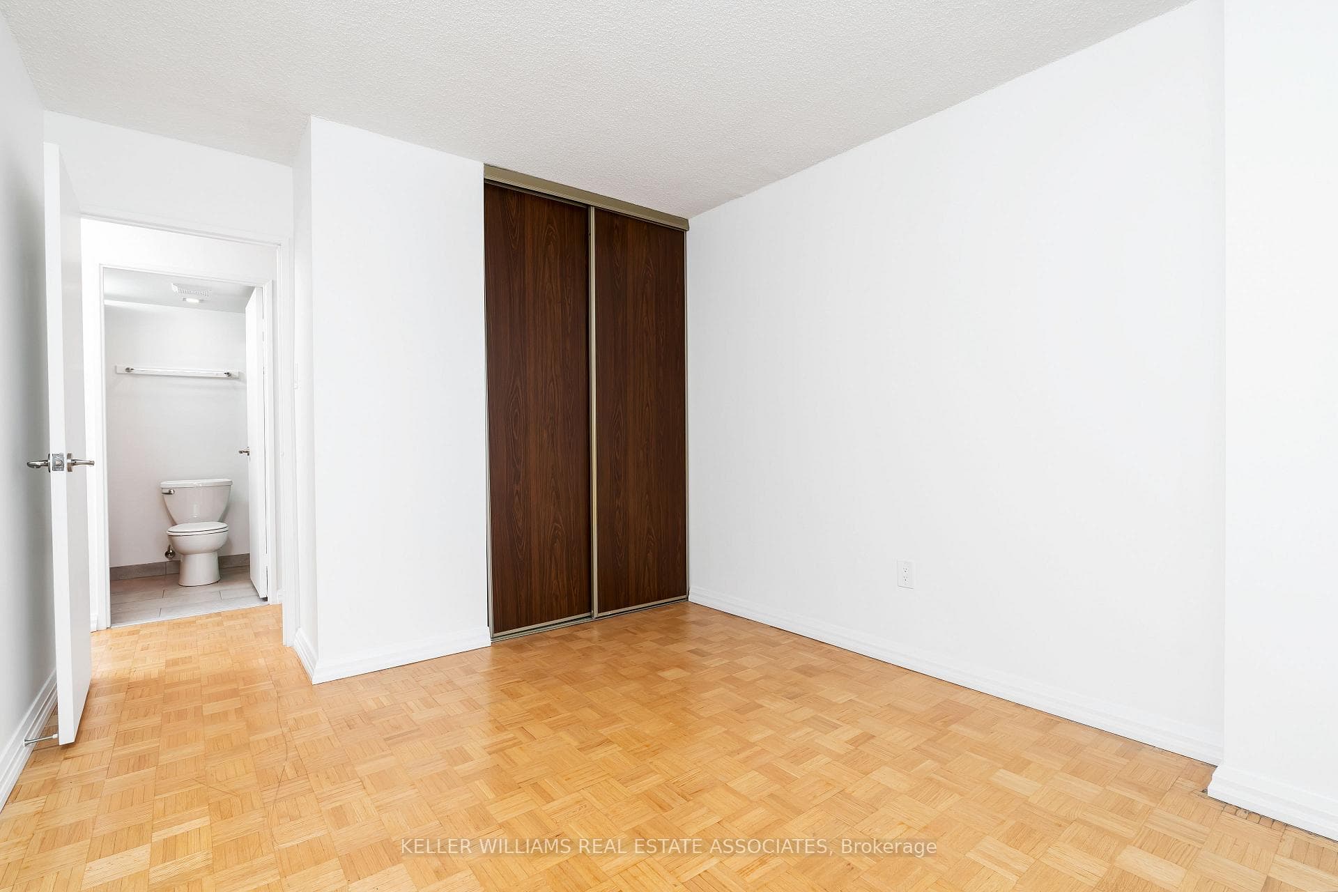 1515 Lakeshore Road Unit 710 photo 17