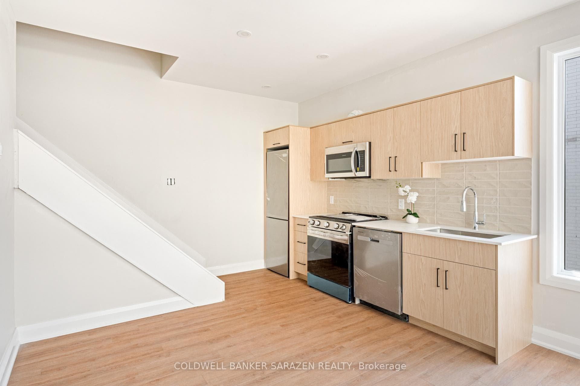 10 MCARTHUR Avenue Unit 301 photo 9