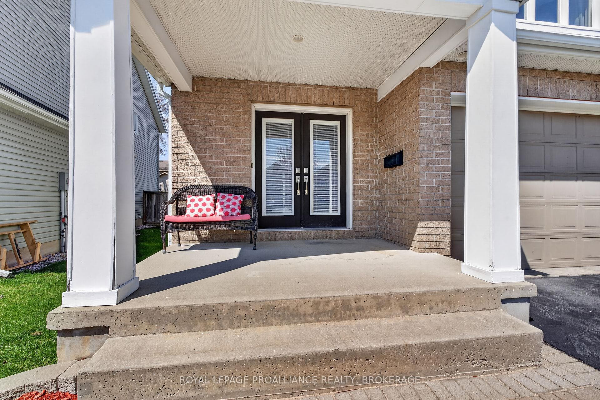 492 Cheryl Place photo 3