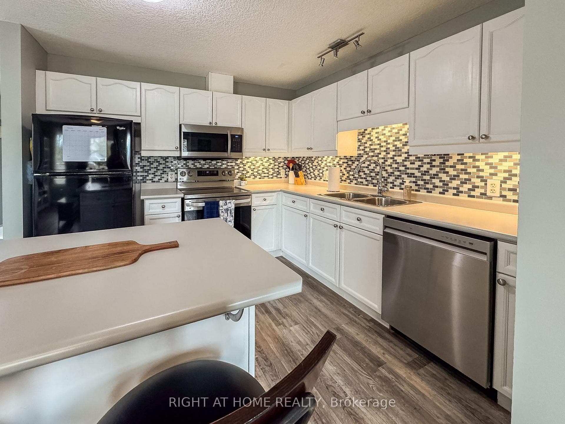 652 Salisbury Avenue photo 8