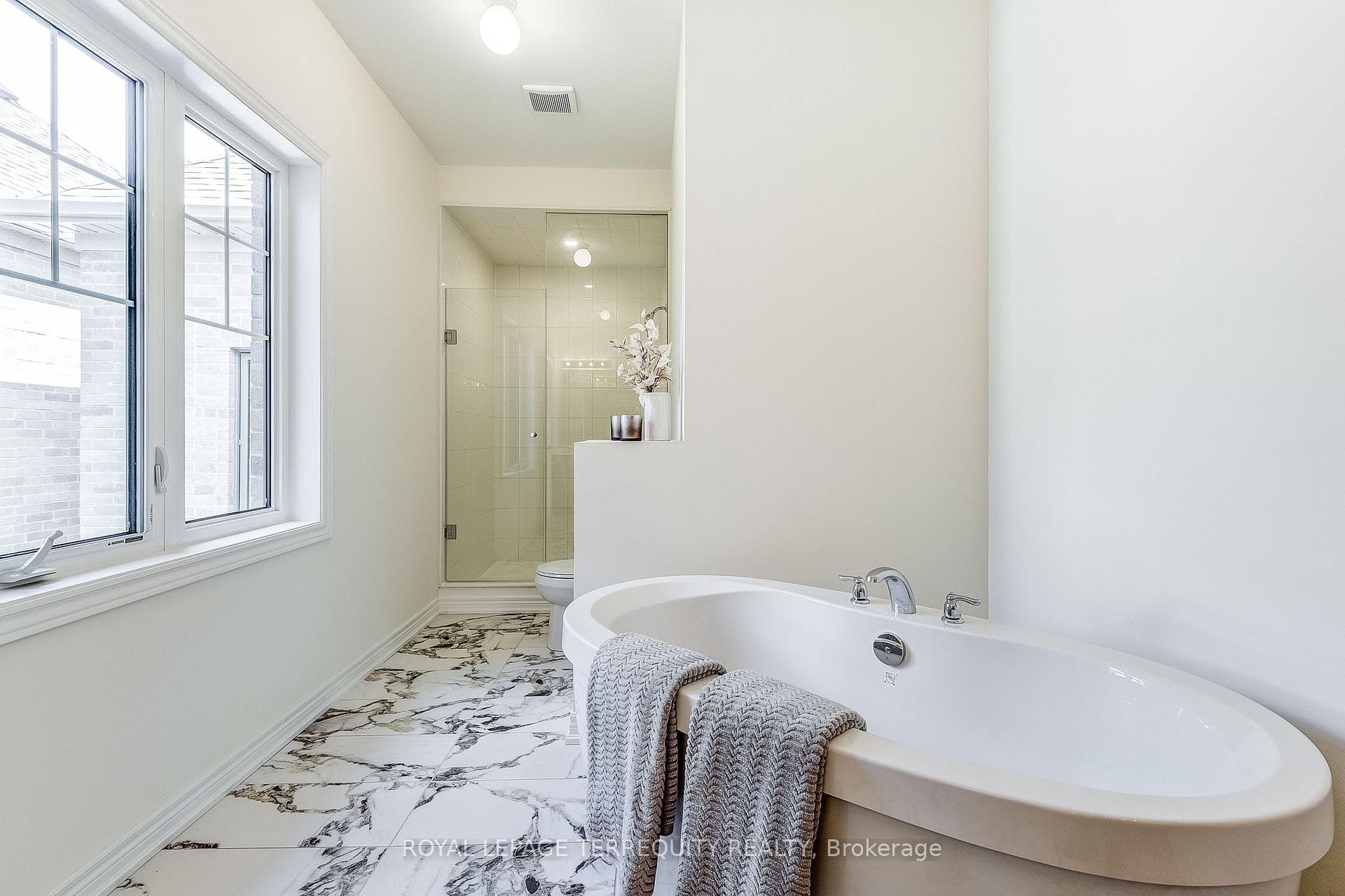319 Coronation Road photo 33