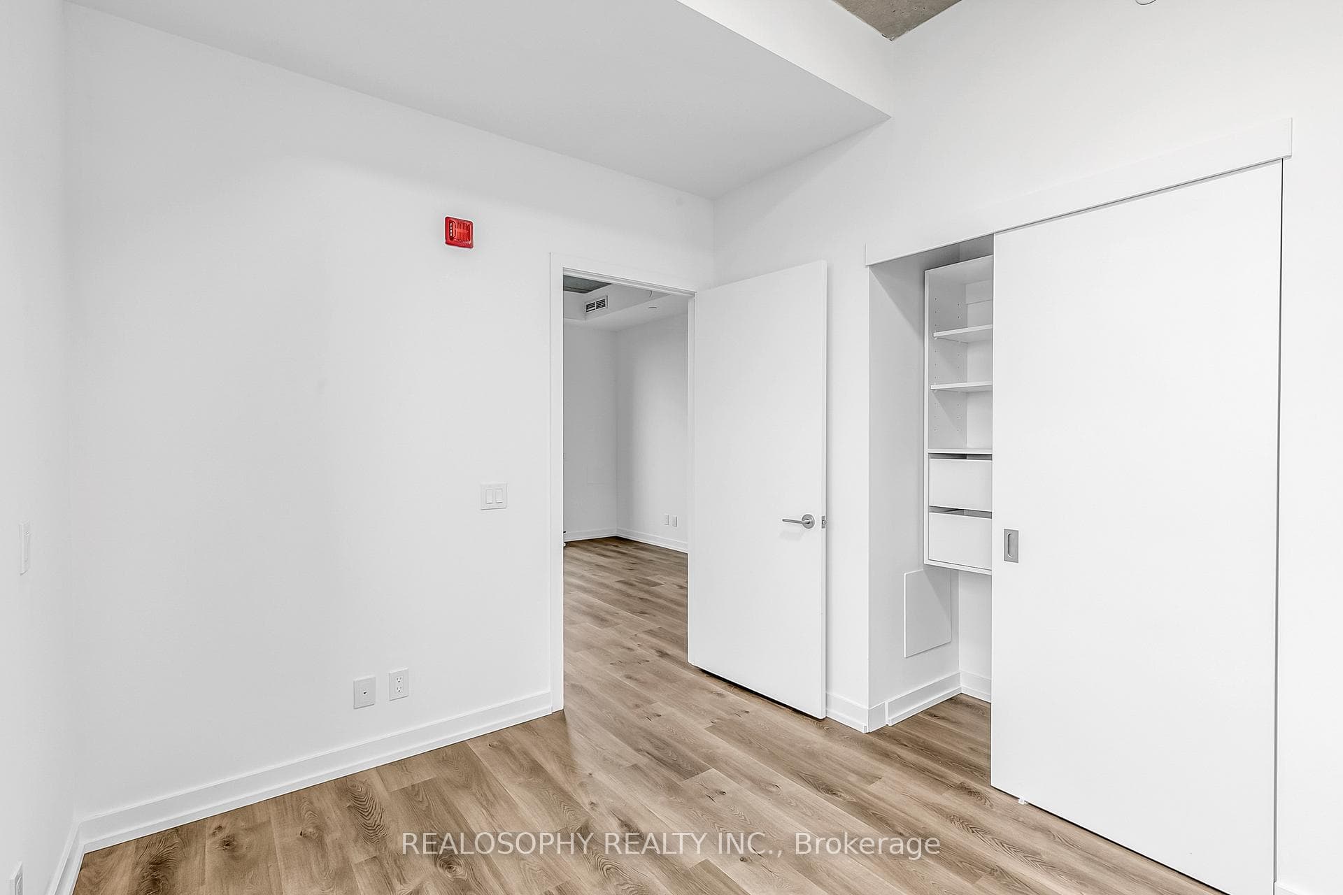 115 Larchmount Avenue Unit 503 photo 6