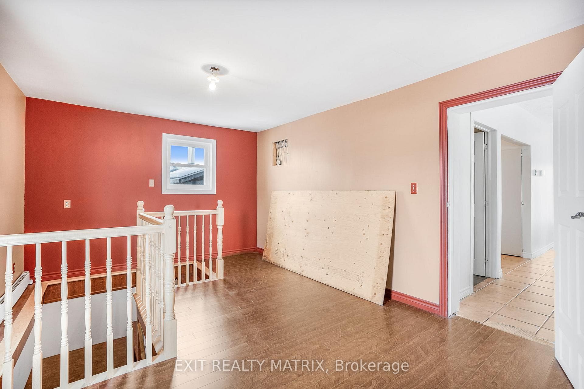 Bonus room w/patio door