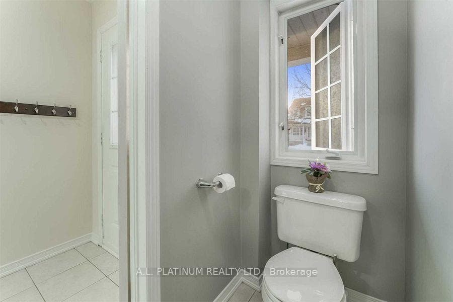 25 Laurendale Avenue photo 5