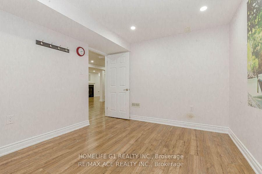 1319 Greenwood Crescent photo 16