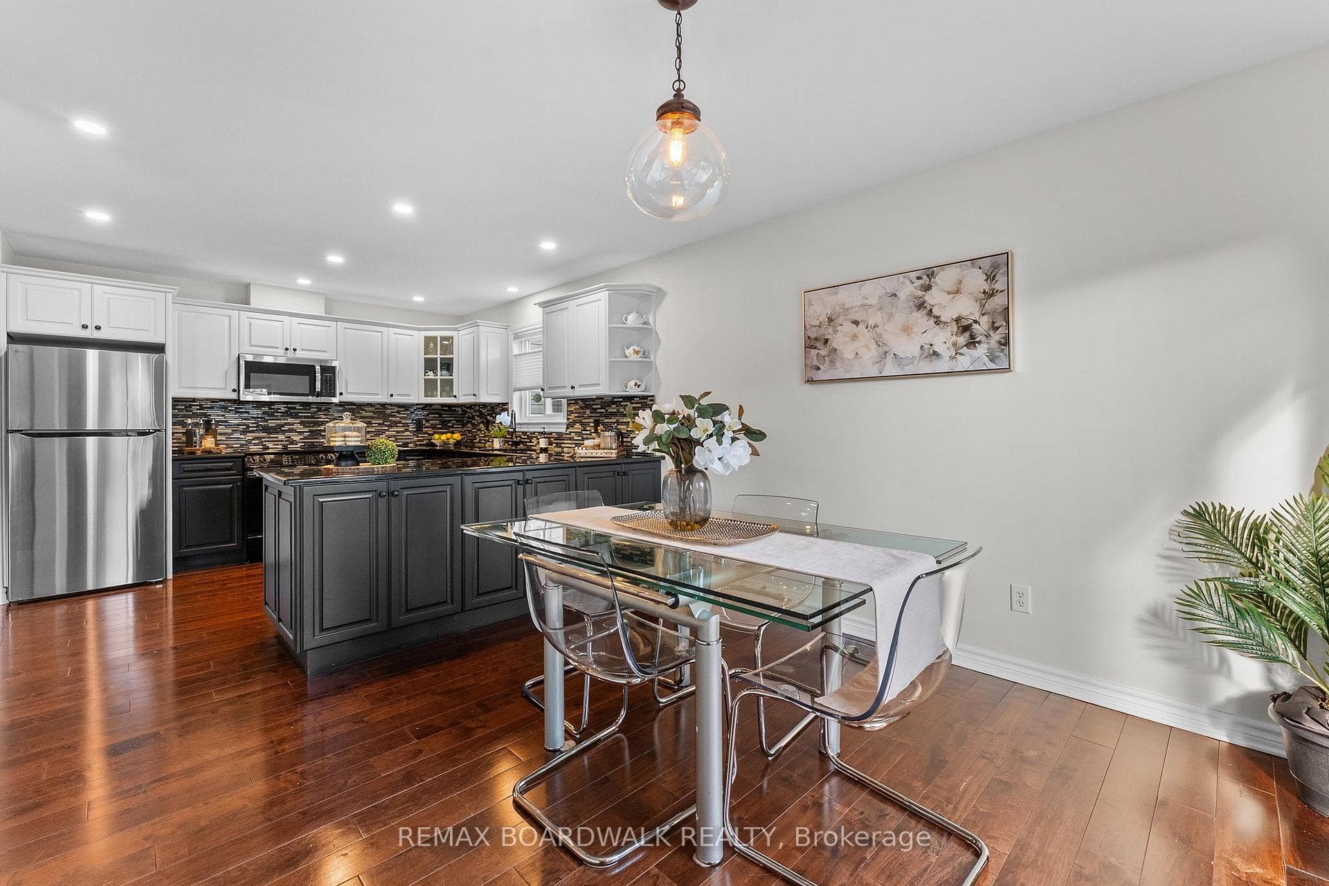 convenient peninsula to serve for dining room