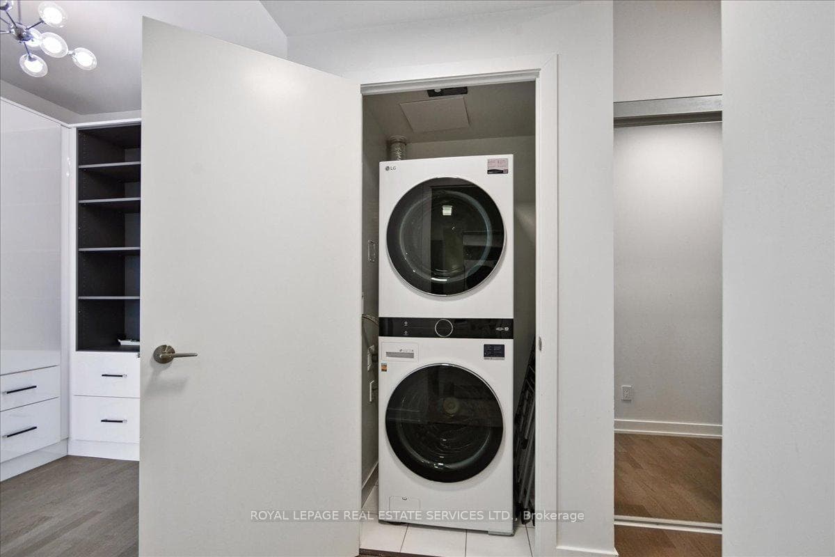 501 St Clair Avenue Unit 905 photo 14