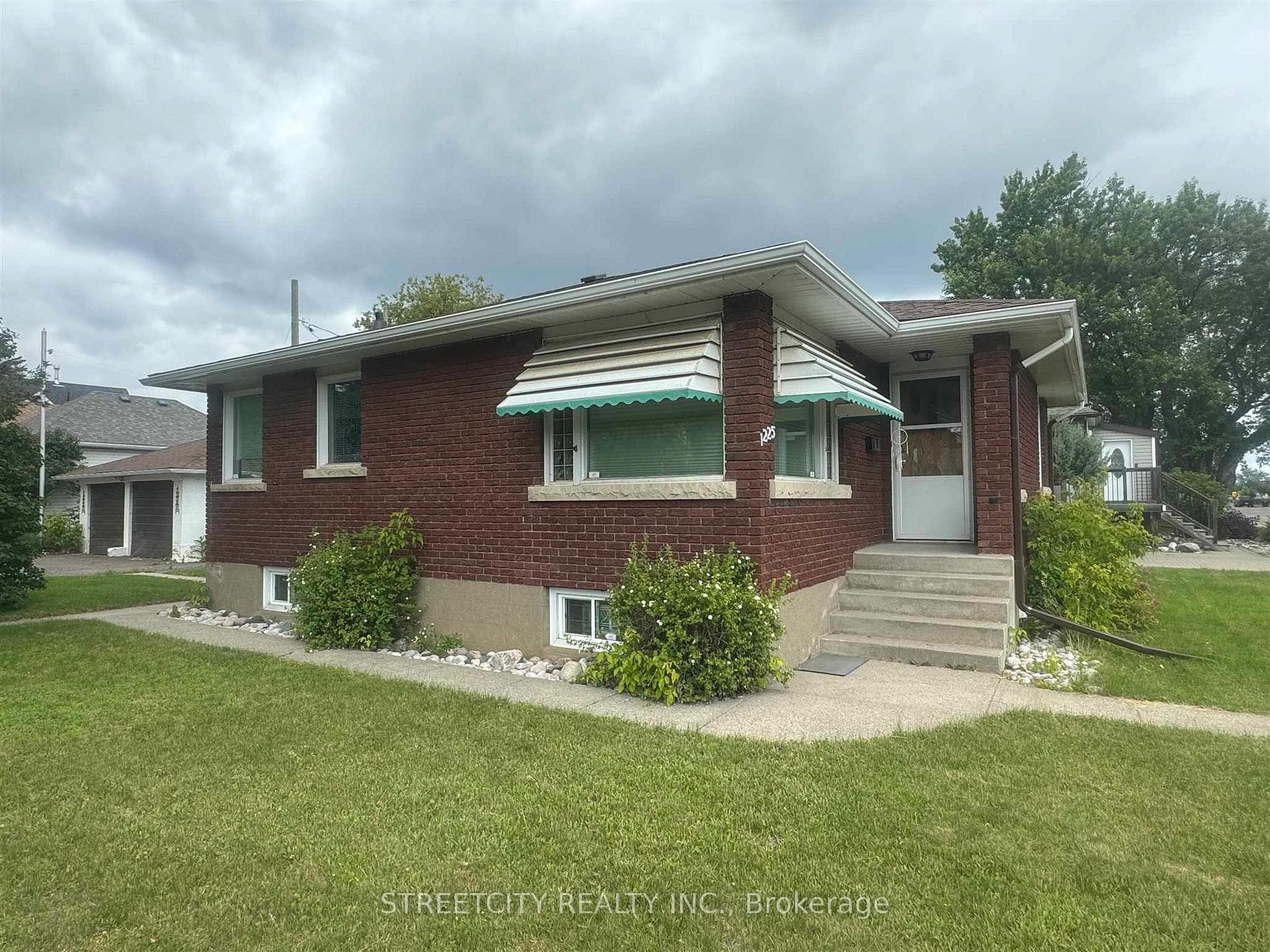 1225 Brown Street photo 1