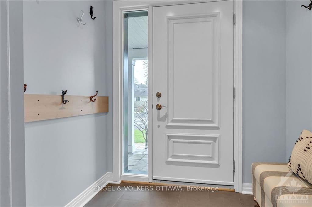 578 COURTENAY Avenue photo 3
