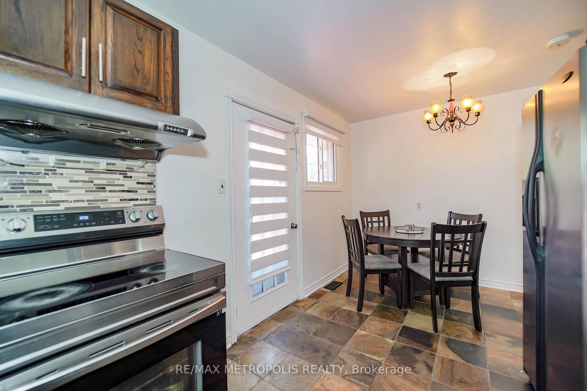 579 Pinewood Street photo 23