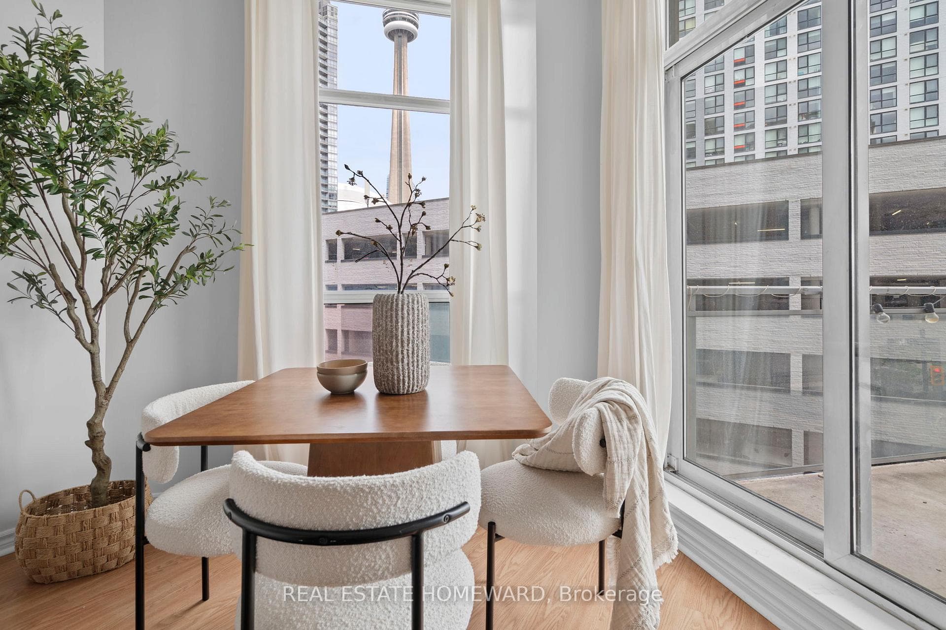 410 Queens Quay Unit 413 photo 19