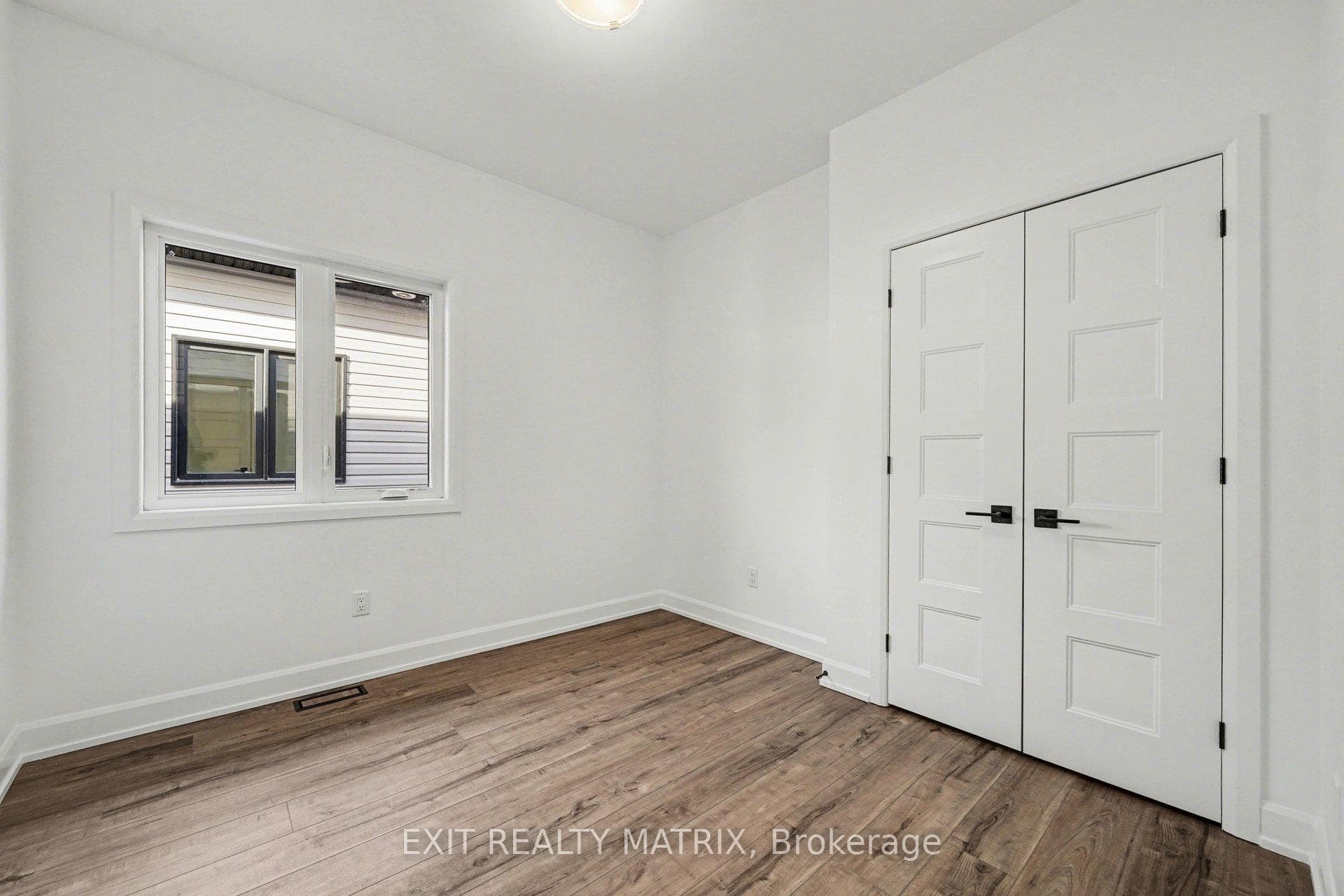 819 Namur Street photo 12