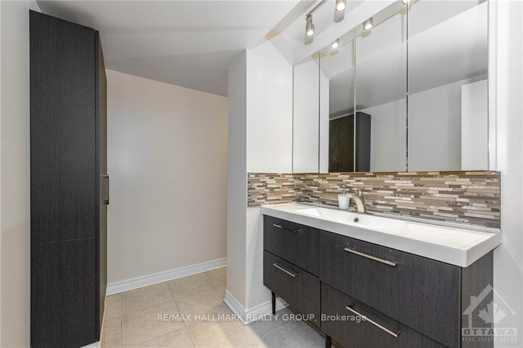 2650 SOUTHVALE Crescent Unit 404 photo 19