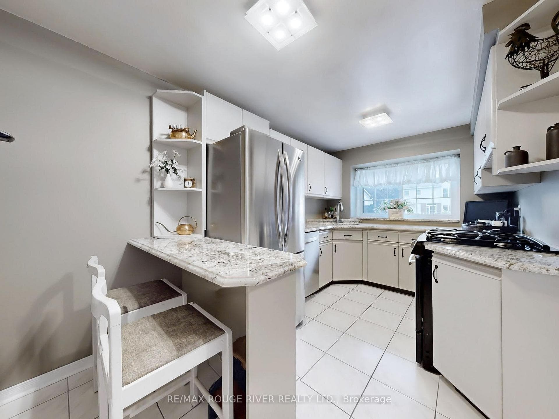 1763 Listowell Crescent photo 12