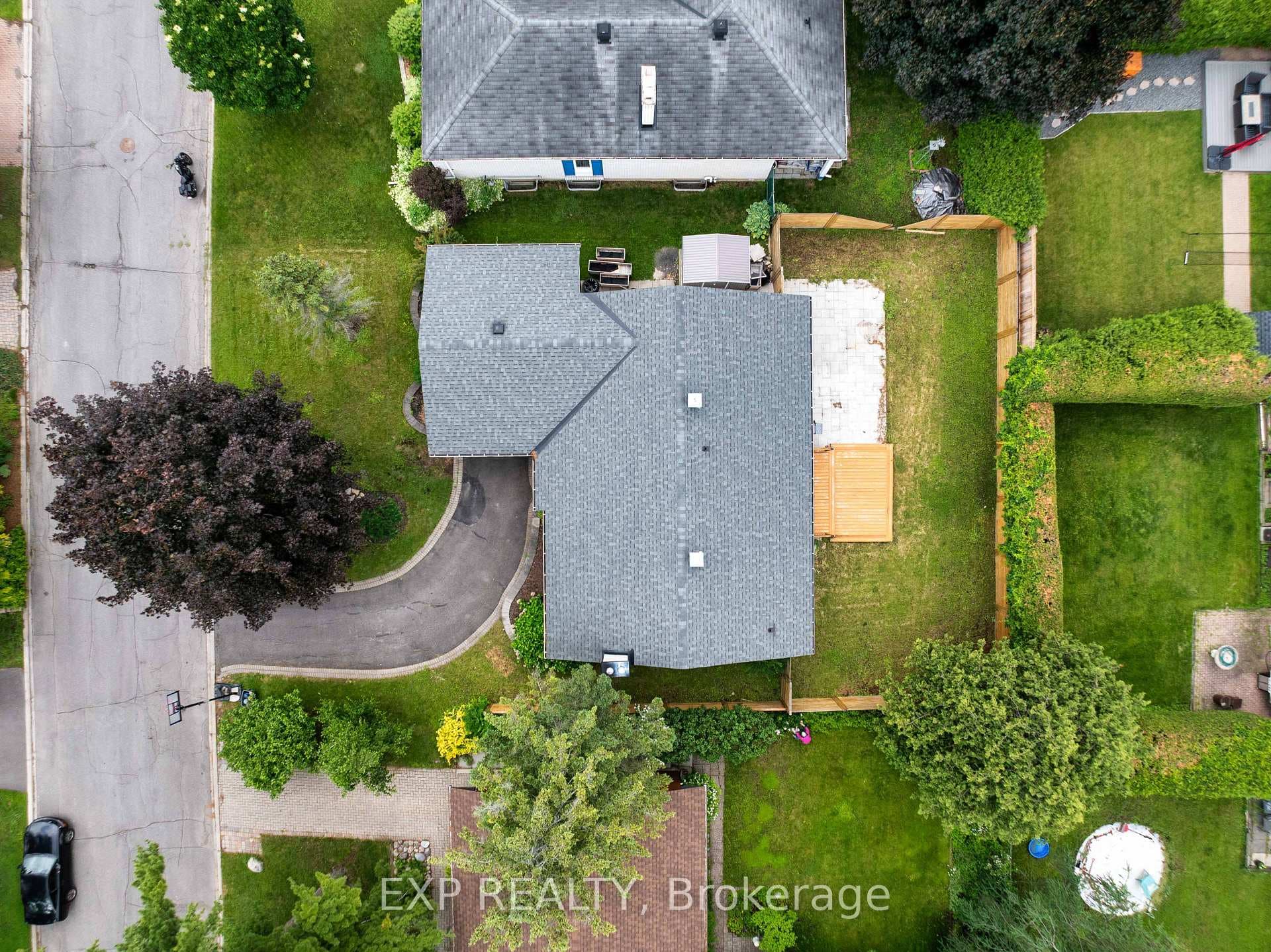 2136 Fillmore Crescent photo 38