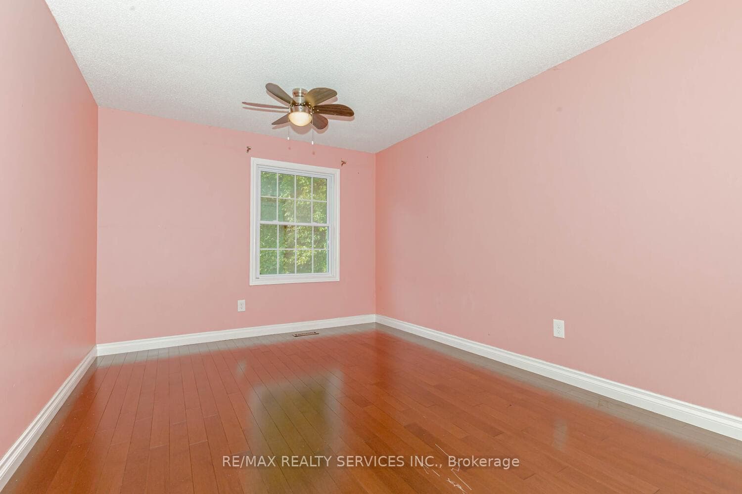 1039 Runnymead Crescent photo 21