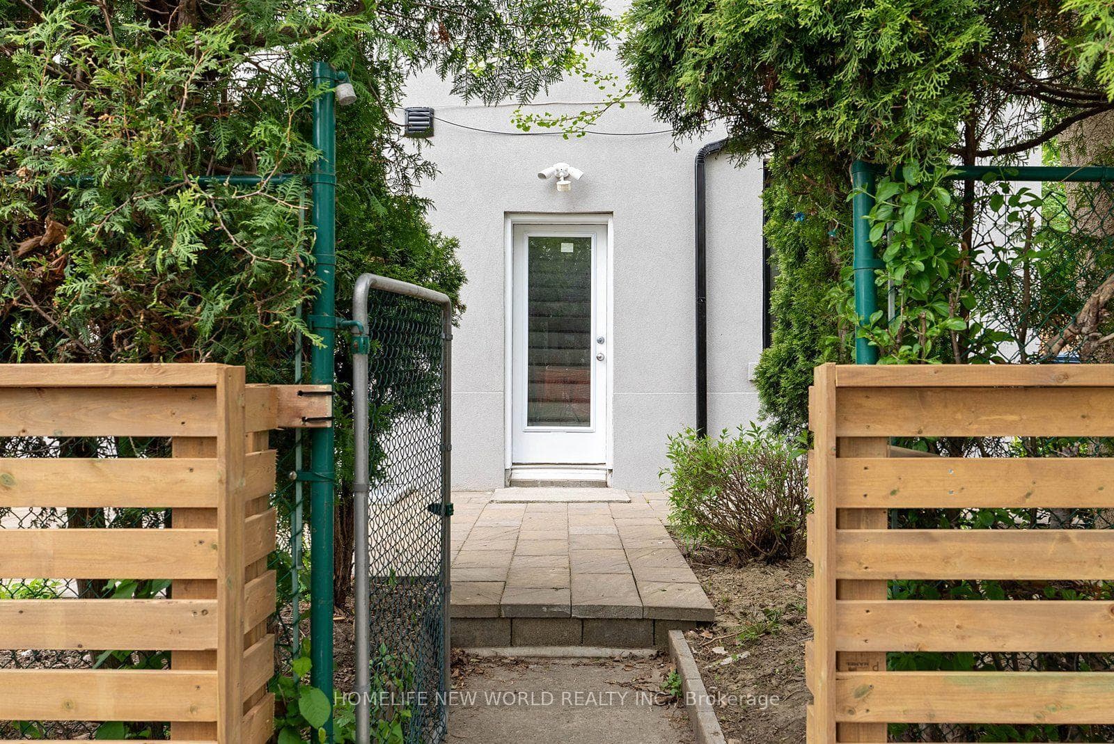 1842 Dundas Street photo 23