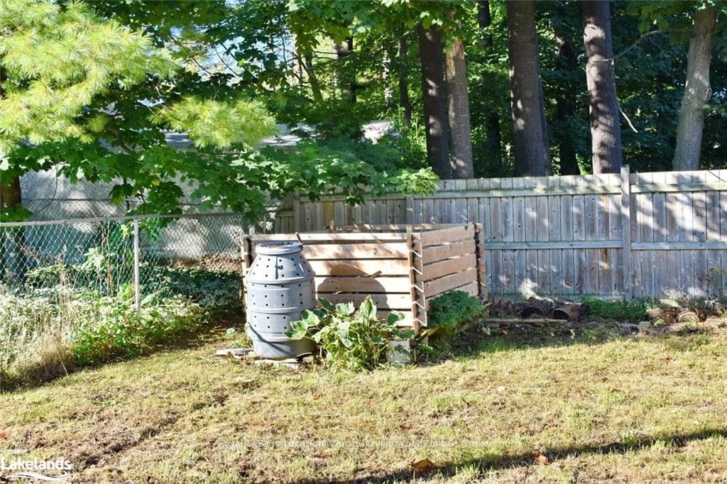 233 SIMCOE Street photo 11