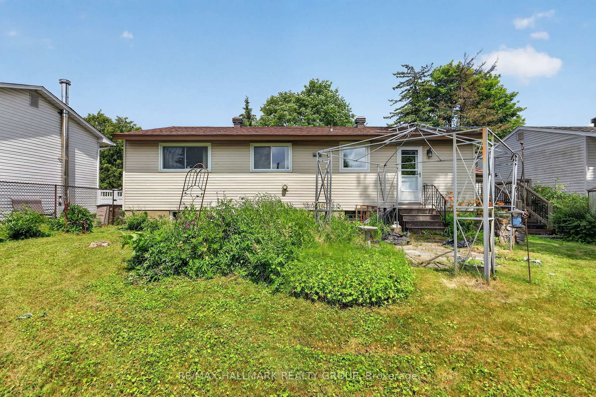 738 Stiles Crescent photo 44