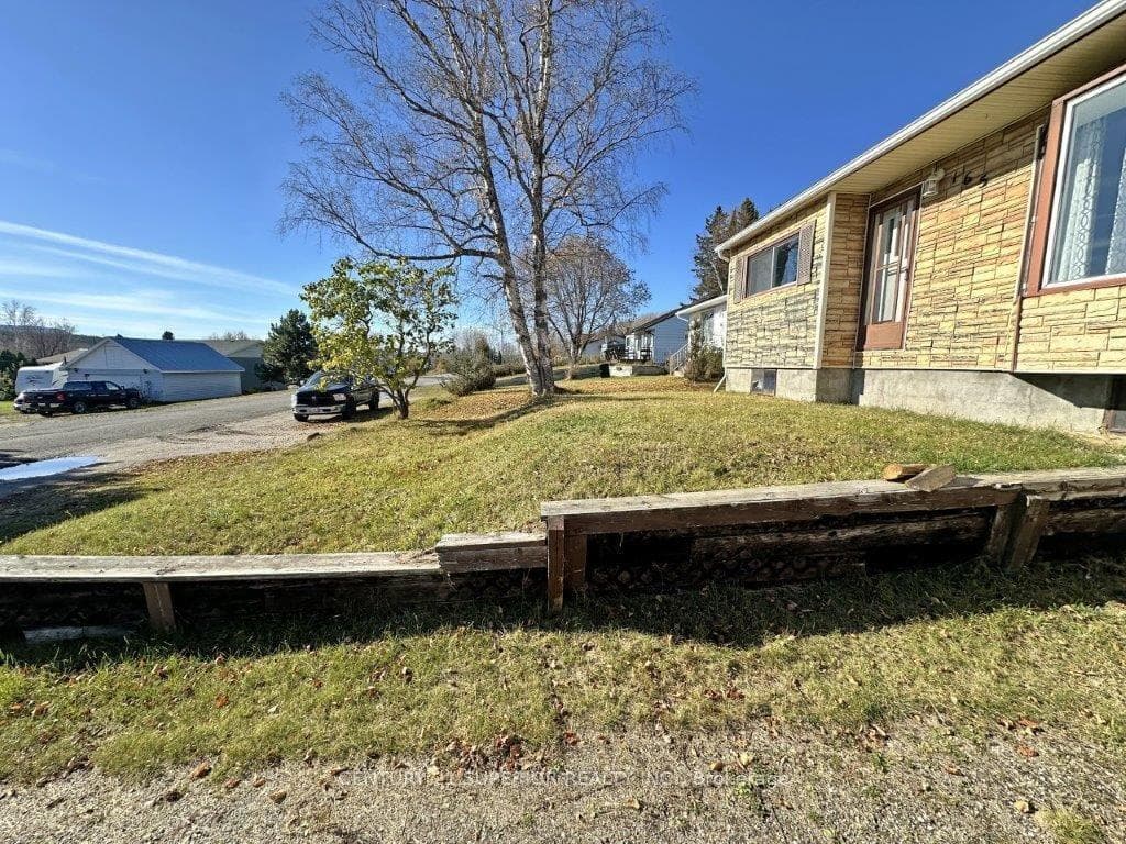 165 McKirdy Ave photo 2