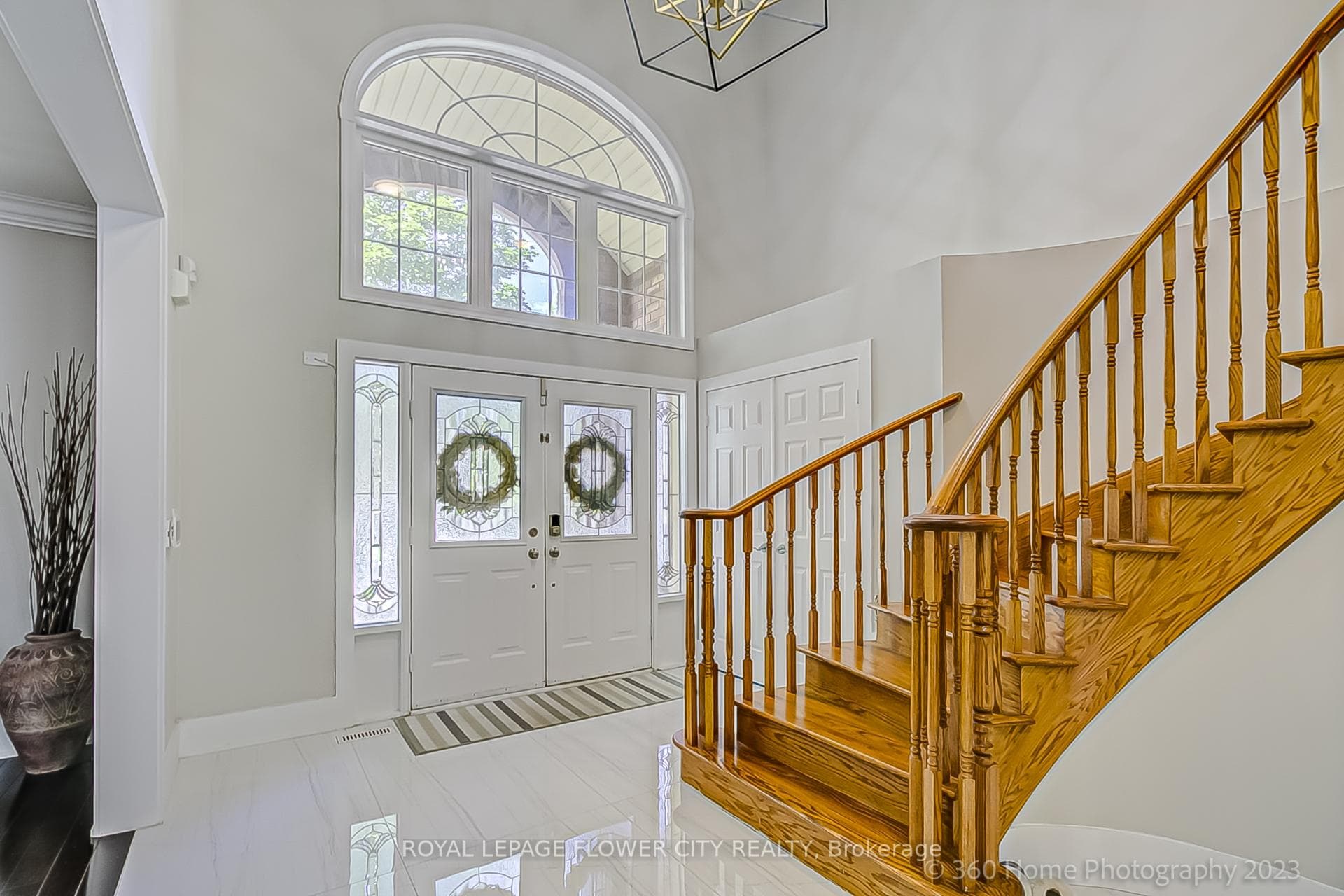 98 Treeline Boulevard photo 4