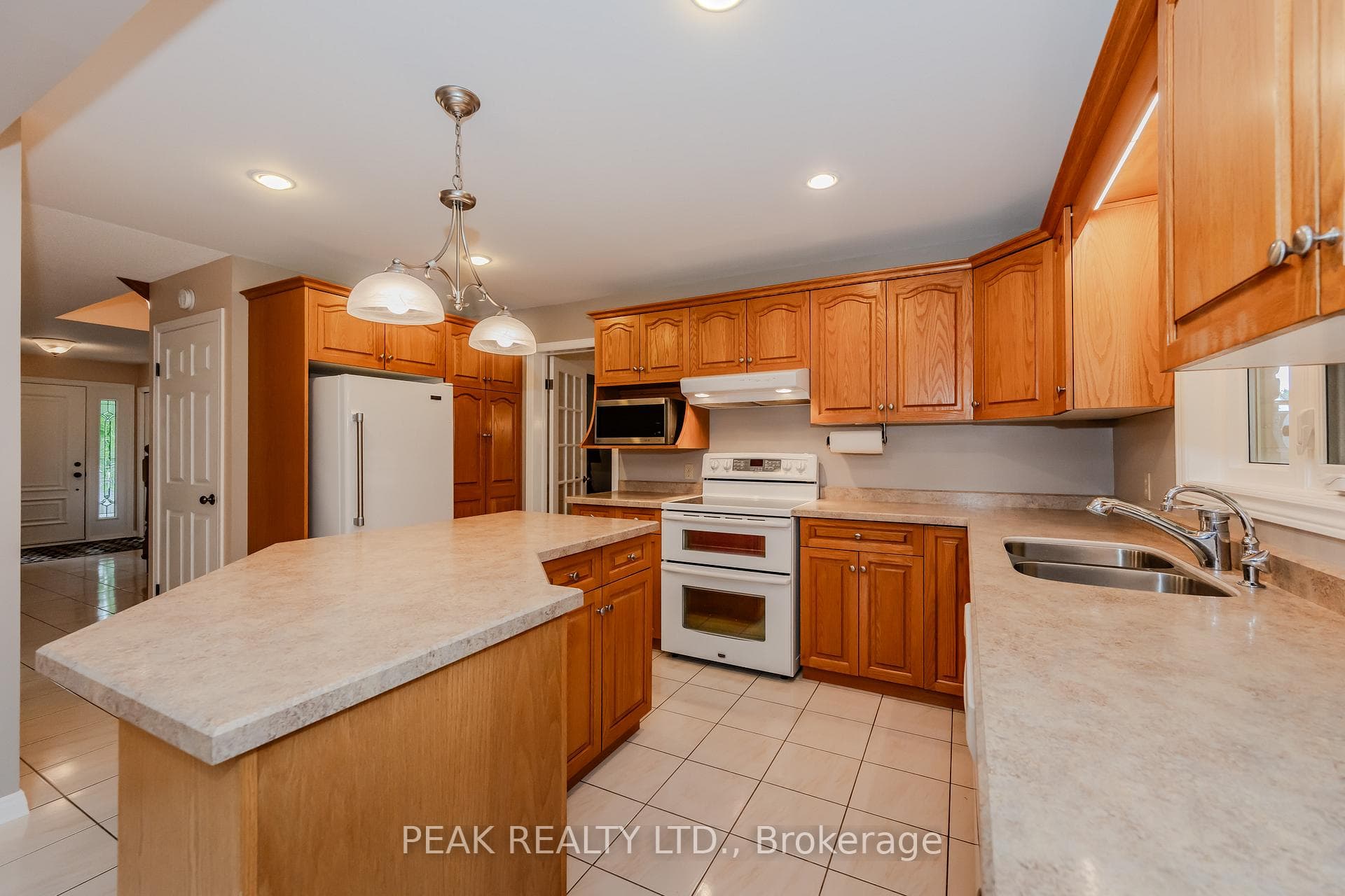 600 Stonebury Crescent photo 11