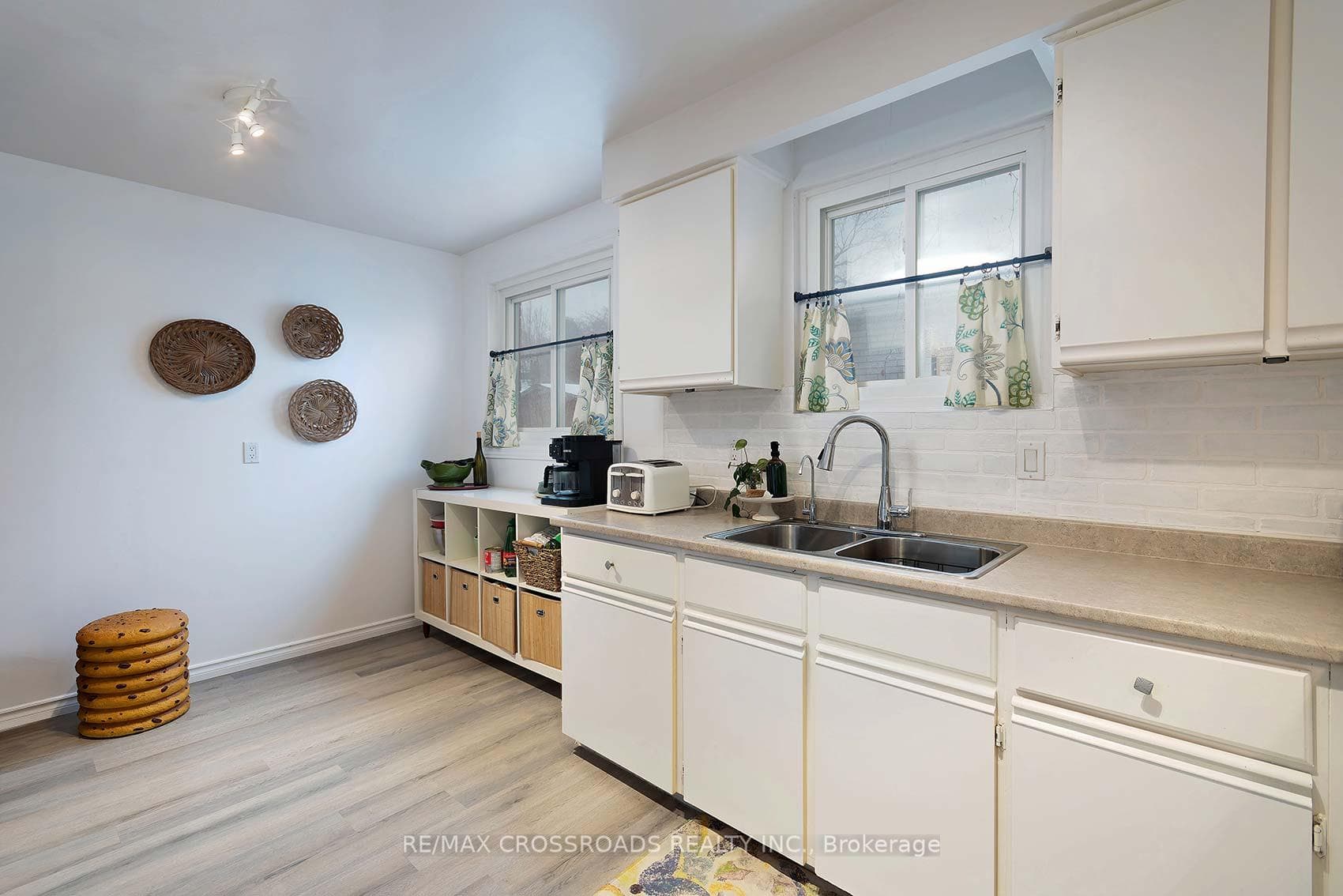 184 Collings Avenue photo 14
