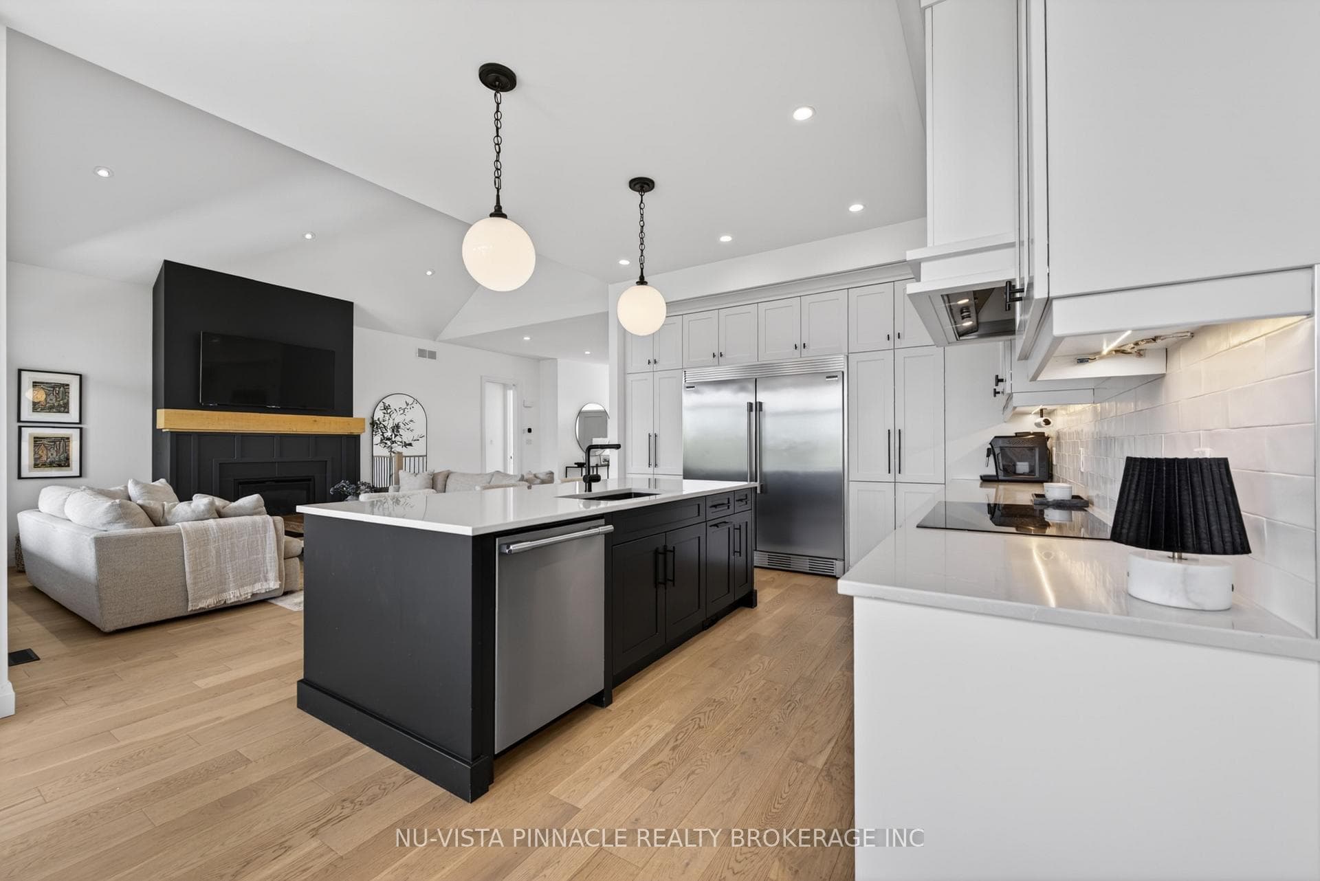 2572 LUCAS Avenue photo 17