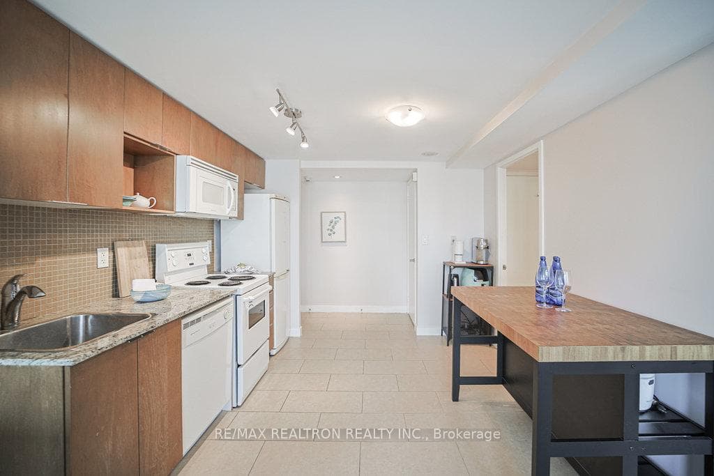 15 FORT YORK Boulevard Unit 2705 photo 4