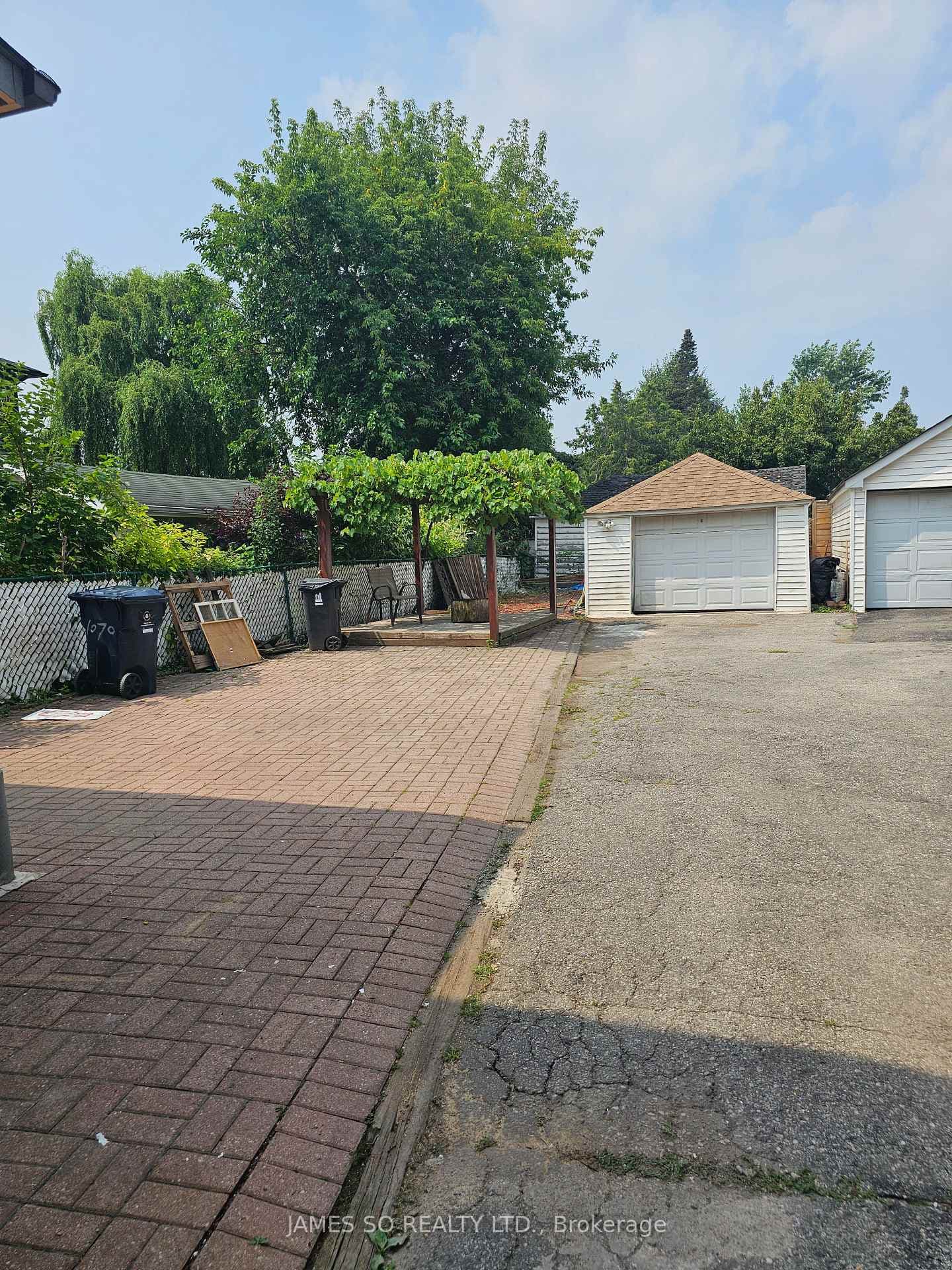 1070 Greenwood Avenue photo 13