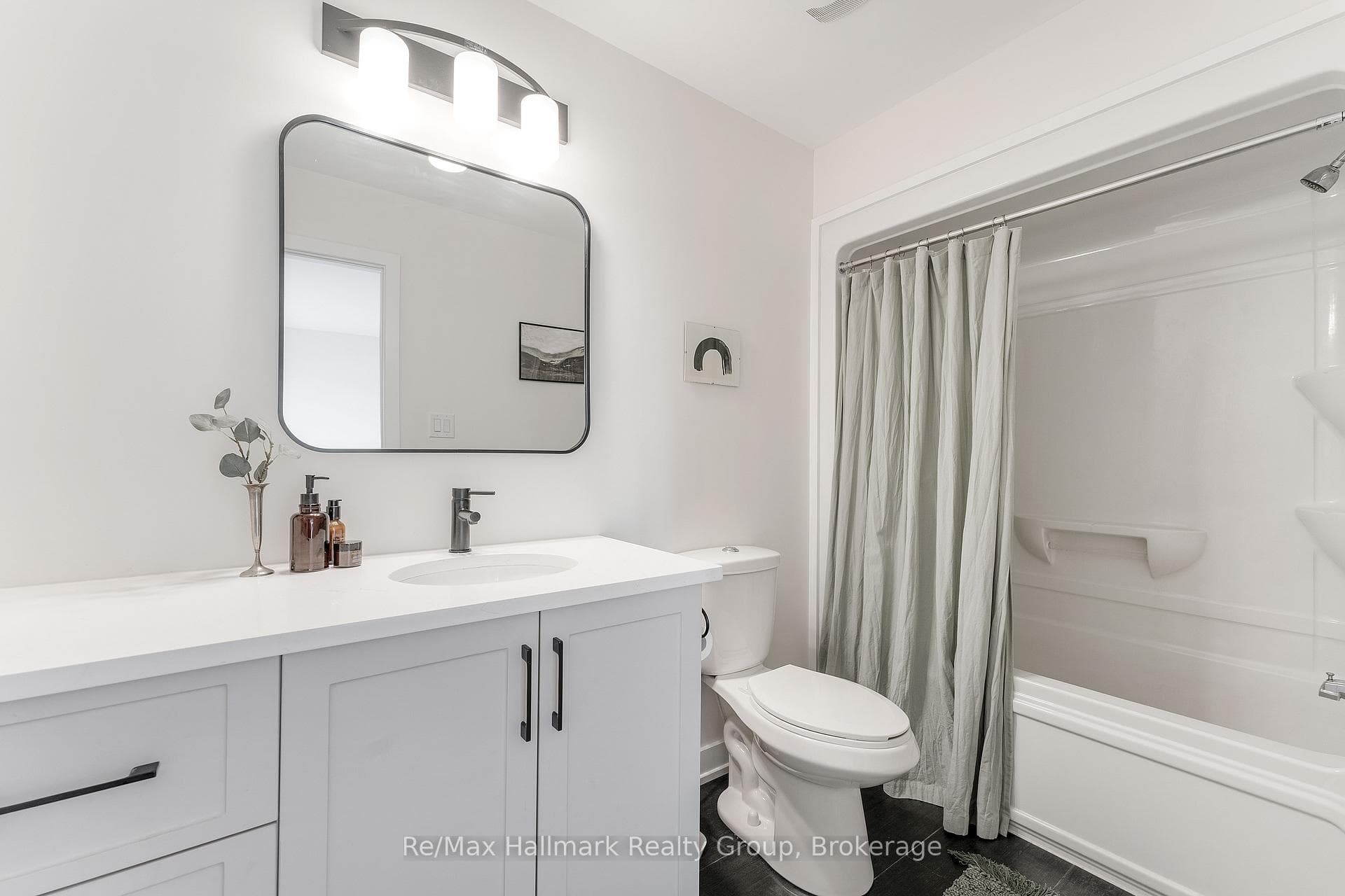46 Whitcomb Crescent photo 18