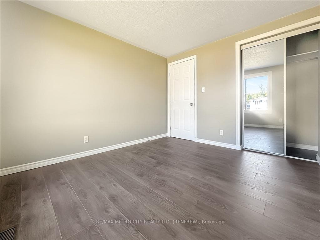 208 BARNET Boulevard photo 19