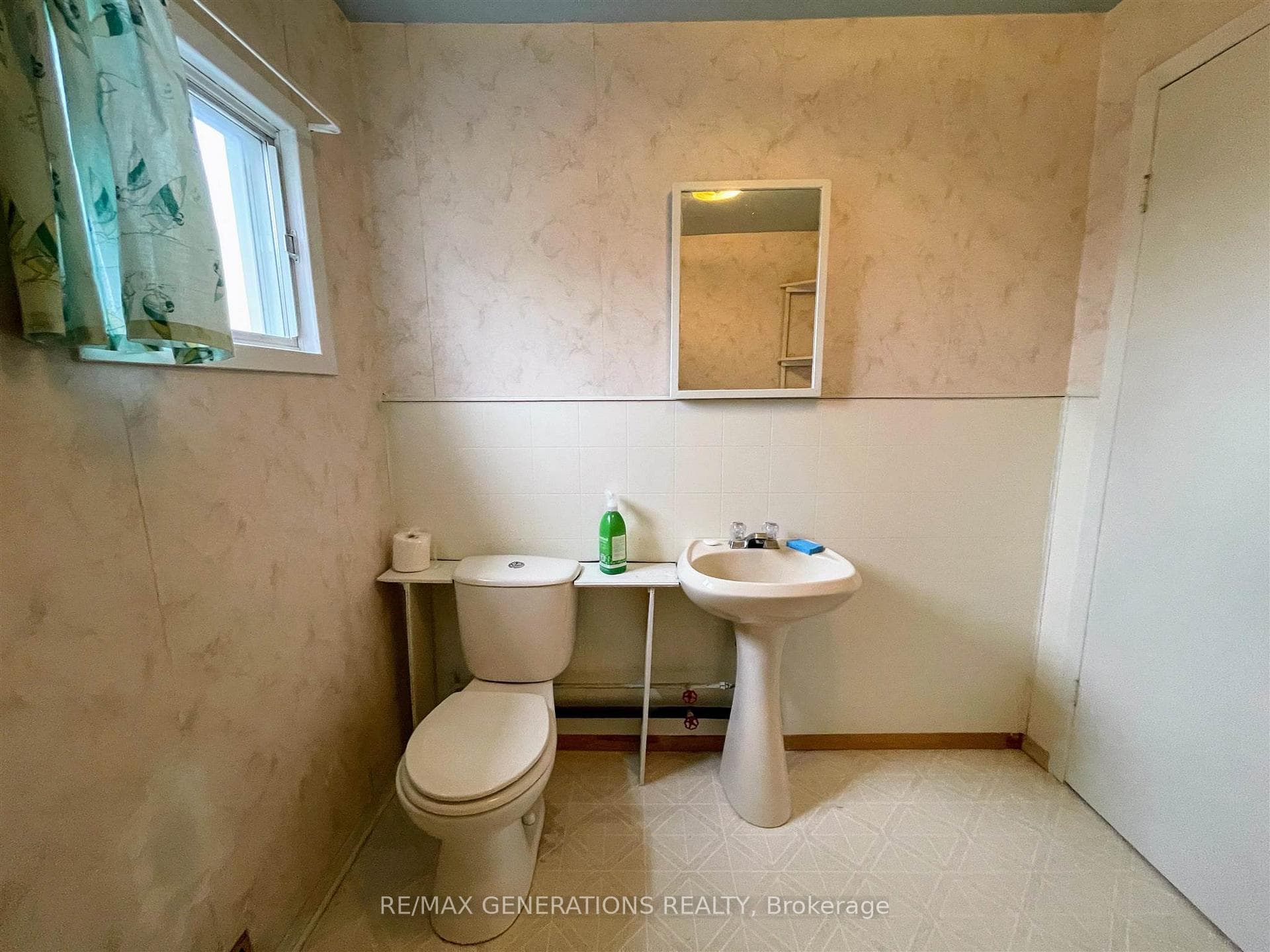 18 Ross Avenue photo 22