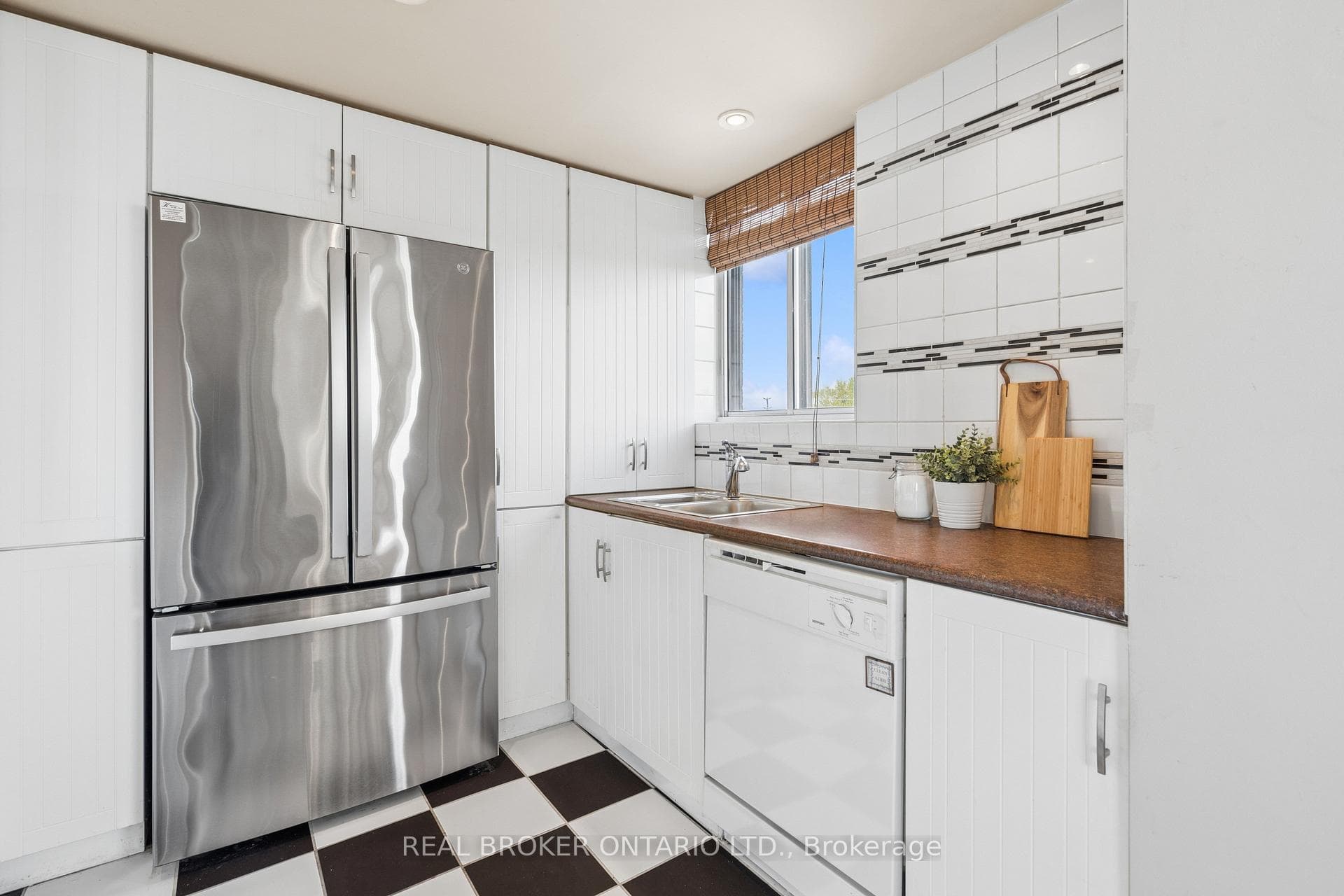 880 Dundas Street Unit 503 photo 17