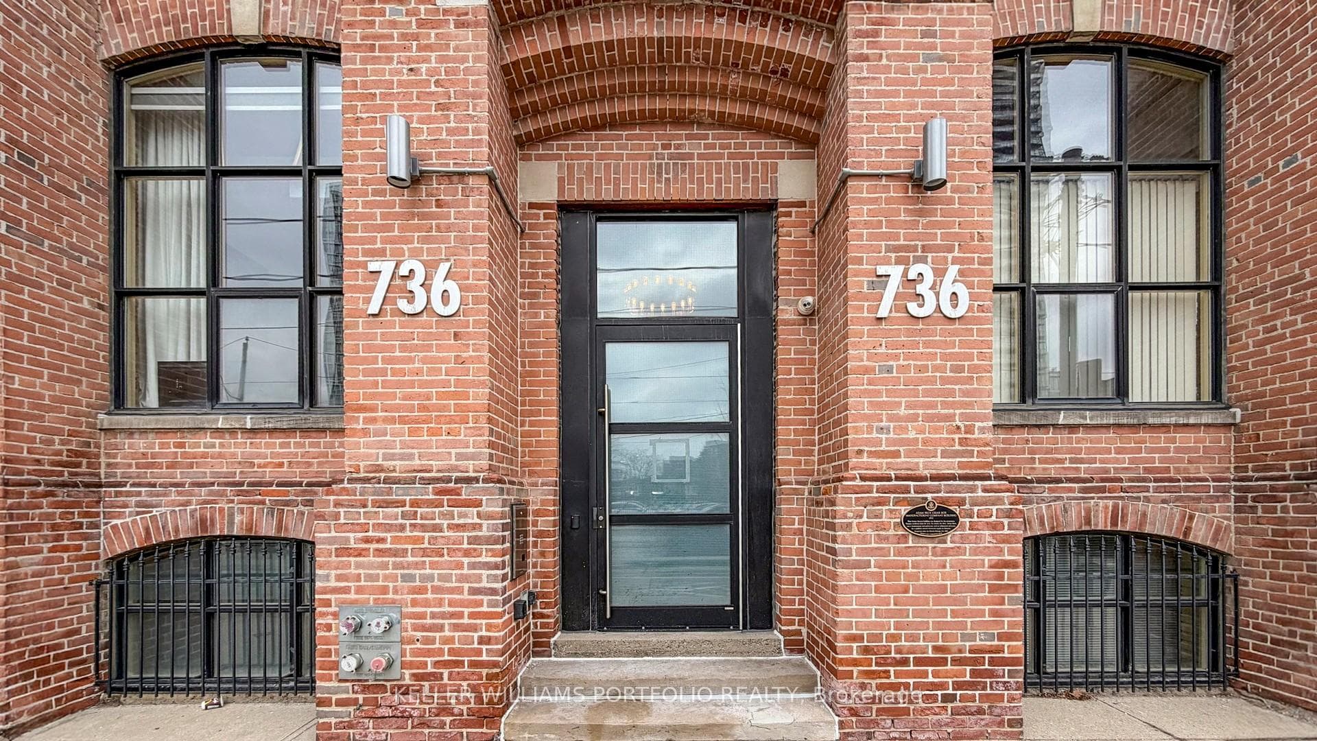 736 Dundas Street Unit 401 photo 2