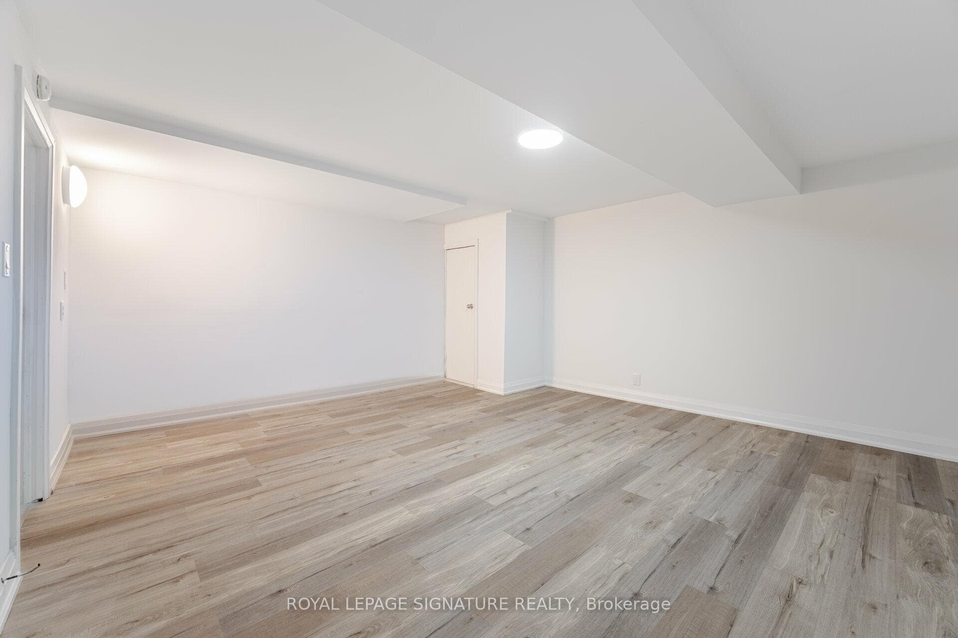 1299 Fenelon Crescent photo 25