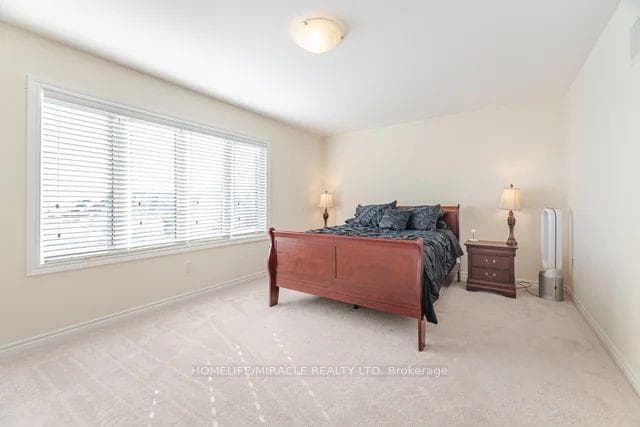 84 Roulette Crescent photo 30
