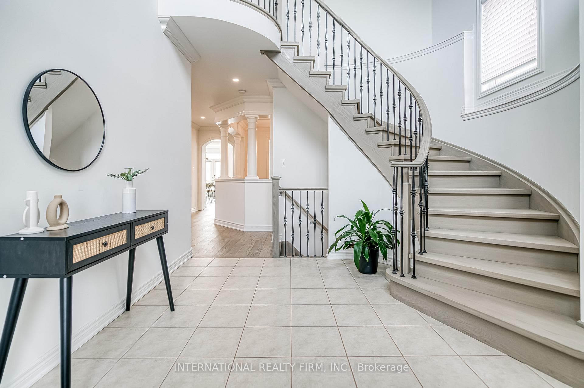 1225 Jezero Crescent photo 3