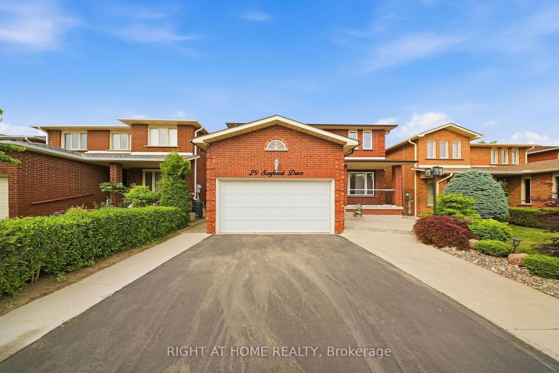 29 Sunforest Drive photo 4