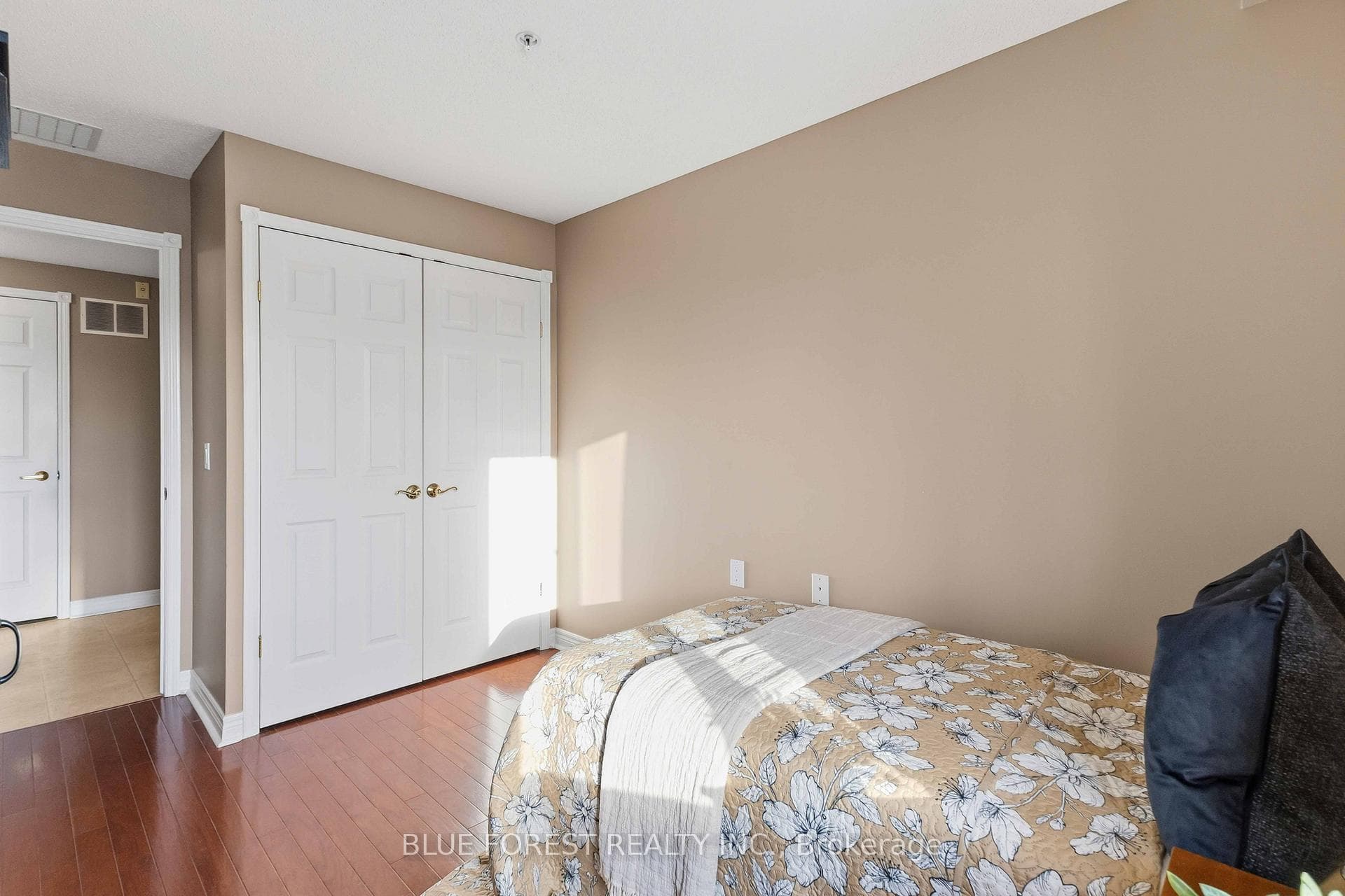 511 Gainsborough Road Unit 301 photo 24