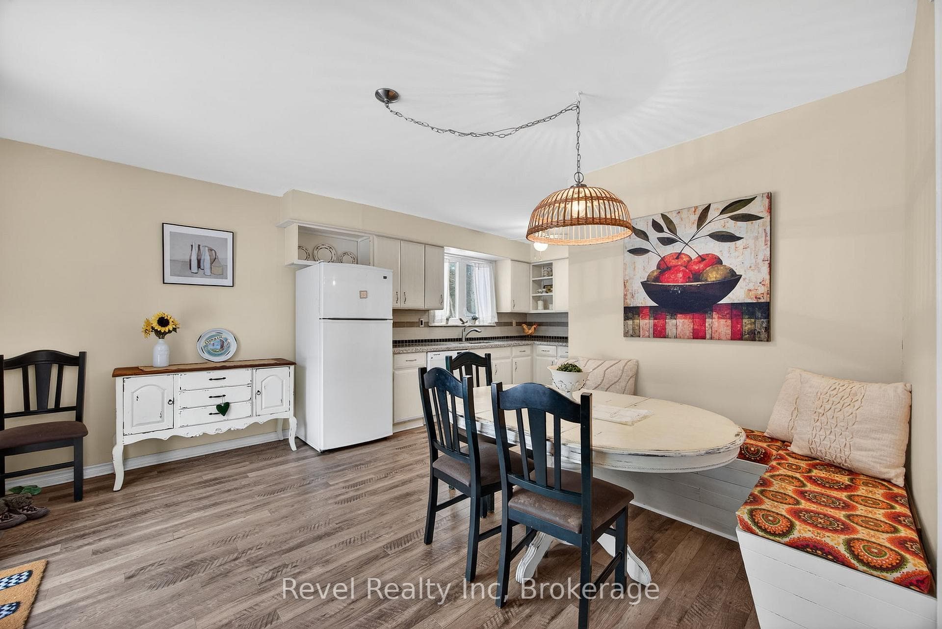 8 Manitou Crescent photo 5