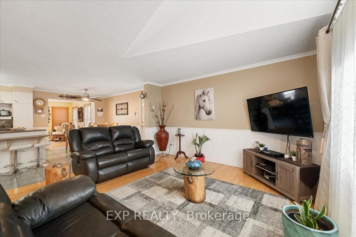 213 Longueuil Street photo 10