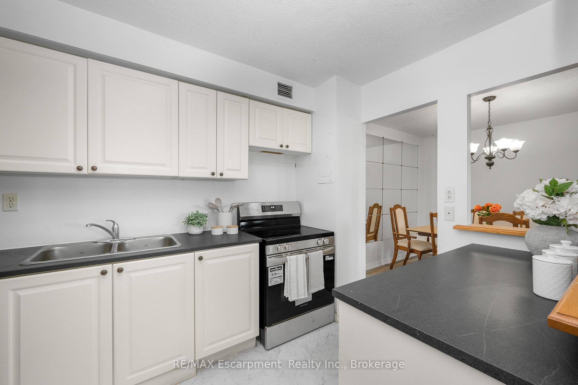 975 WARWICK Court Unit 1501 photo 11