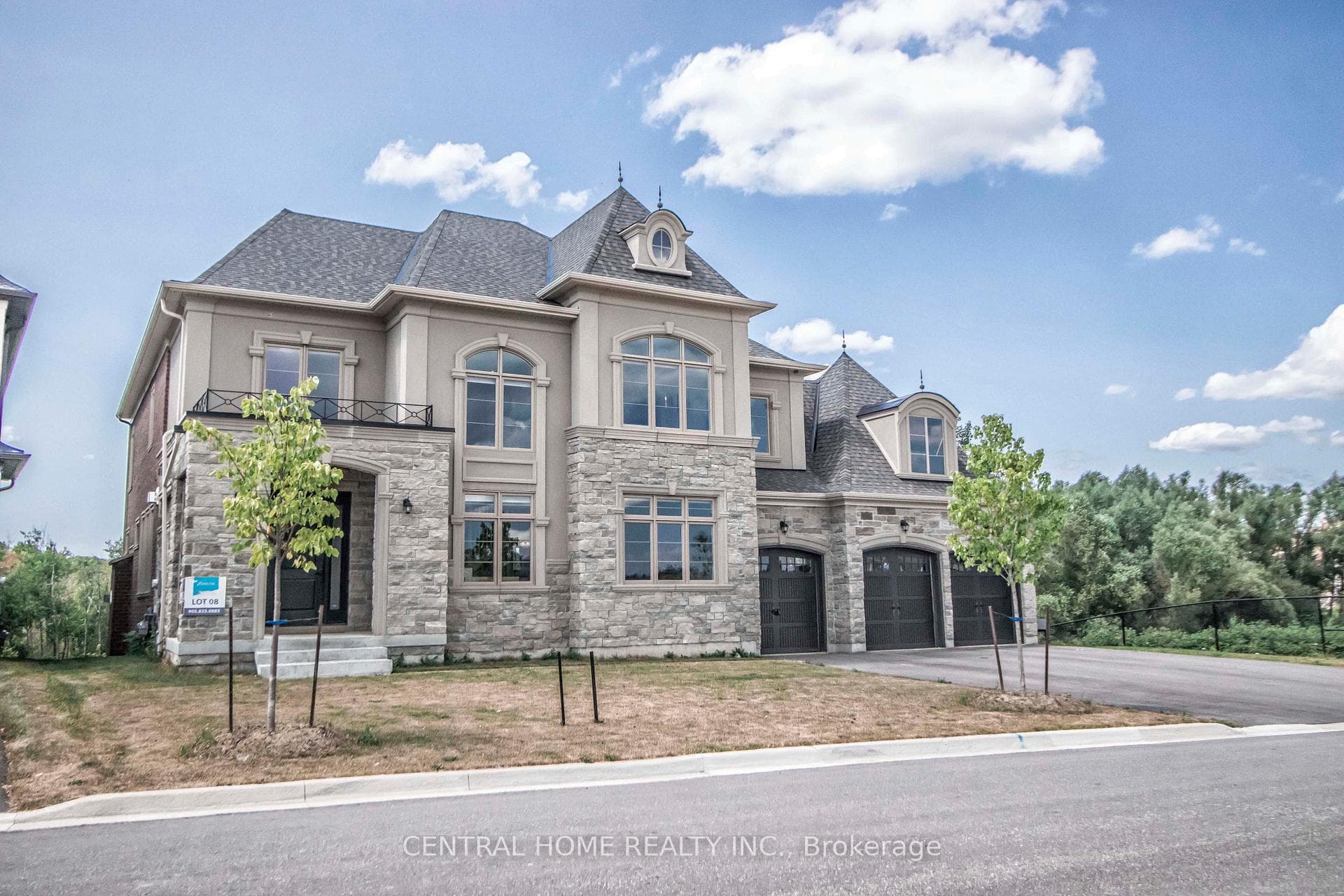 122 Burns Boulevard photo 2