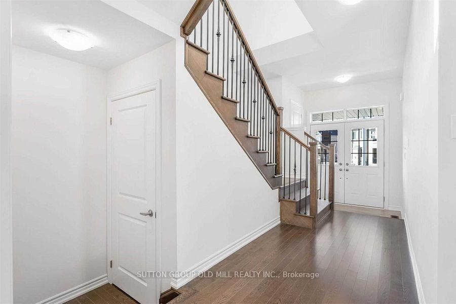 41 Ferragine Crescent photo 5