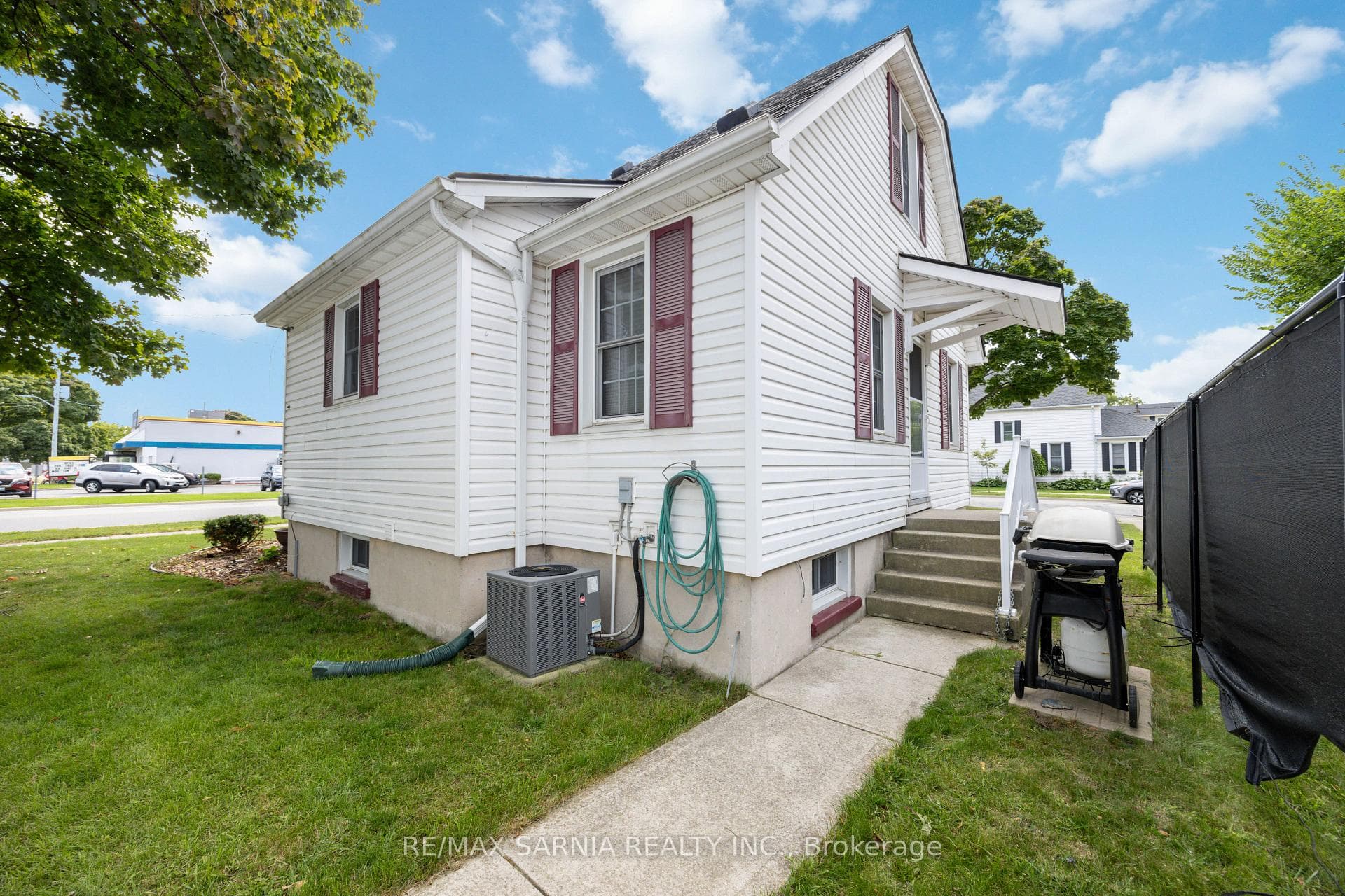 568 Devine Street photo 27